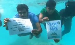 12 മണിക്കൂര്‍ നിരാഹാരം തുടരുന്നു ; കടലിനടിയിലും പ്ലക്കാര്‍ഡ് പിടിച്ച് ലക്ഷദ്വീപ് പ്രതിഷേധം 