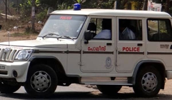 ഹെൽമെറ്റ് വെച്ചില്ല ; ചോദ്യം ചെയ്ത പോലീസ് ഉദ്യോഗസ്ഥനെ ഭീഷണിപെടുത്തി വിദ്യാർത്ഥി നേതാവ് 