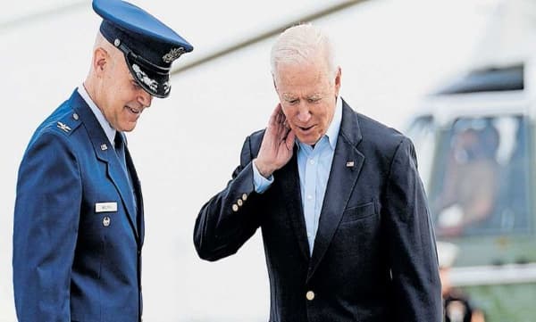 അമേരിക്കയിൽ കൂട്ടത്തോടെ എത്തി ചീവീട് ; പ്രസിഡന്റ് ബൈഡനെയും ലക്ഷ്യമിട്ടു; വിമാനം വൈകിയത് അഞ്ചു മണിക്കൂർ 