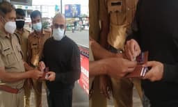 ഒരു സത്യവാങ്ങ്മൂലം അപാരത; 'ലോക്ക്ഡൗണിൽ കളഞ്ഞു കിട്ടിയ പൊന്നും വിലയുള്ള പേഴ്സ് ' ഉടമയെ തിരികെ ഏല്പിച്ച് പോലീസ് 