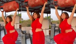 സാരിയുടുത്ത് ഗ്യാസ് സിലിണ്ടർ ഉയർത്തിപ്പിടിച്ചു വ്യായാമം ചെയ്ത് യുവതി; വൈറൽ വിഡിയോ 