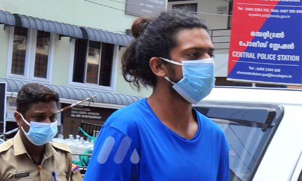 ഫ്‌ളാറ്റ്‌ പീഡനക്കേസ്‌: മാര്‍ട്ടിന്റെ ജീവിതം നിഗൂഢത, മൊബൈലില്‍ രഹസ്യങ്ങളേറെ, ഫ്ലാറ്റിന് വാടക അരലക്ഷം, ധാരാളം പെണ്‍സുഹൃത്തുക്കള്‍, മയക്കുമരുന്ന്‌ റാക്കറ്റിലെ മുഖ്യകണ്ണി