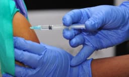 അബുദാബിയിൽ സന്ദർശകവിസയിൽ എത്തുന്നവർക്ക് സൗജന്യ കോവിഡ് പ്രതിരോധ വാക്സിൻ ; വിസ കാലാവധി കഴിഞ്ഞവർക്കും അപേക്ഷിക്കാം 