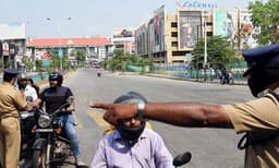 ടെസ്റ്റ് പോസിറ്റിവിറ്റി നിരക്ക് കുറയുന്നു ; സംസ്ഥാനത്ത് ലോക്ഡൗണ്‍ കാര്യത്തില്‍ ഇന്ന് തീരുമാനമുണ്ടായേക്കും