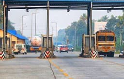 കൊല്ലം ടോള്‍പിരിവില്‍ വീണ്ടും ഇടതുസംഘടനകളുടെ പ്രതിഷേധം സംഘര്‍ഷം; കരാര്‍ കമ്പനിയുടെ പൂജാപാത്രം വലിച്ചെറിഞ്ഞു