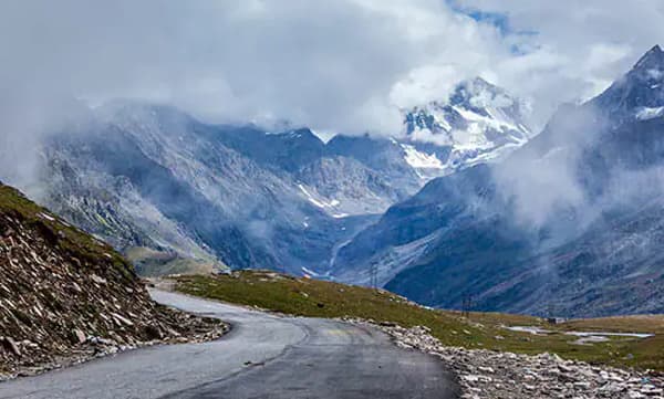 മണാലി റോഹ്ത്താങ് പാസ് വീണ്ടും സഞ്ചാരികള്‍ക്കായി തുറന്ന് കൊടുക്കുന്നു.