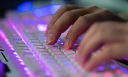 ബാങ്കിന്റെ ടോൾഫ്രീ നമ്പർ ഉപയോഗിച്ചും തട്ടിപ്പ്; വീട്ടമ്മയുടെ അക്കൗണ്ടിൽ നിന്ന് പോയത്  93,000 രൂപ