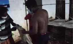 പോലീസുകാരനോട് 500 രൂപ കടംവാങ്ങി നല്‍കി ; പൊളളലേറ്റ ഭാര്യയേയും കൊണ്ടുപോകാന്‍ ആദിവാസി യുവാവിന് സിപിഎം പ്രവര്‍ത്തകന്‍ തന്റെ വസ്ത്രവും ഊരി നല്‍കി  