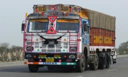 രെജിസ്റ്റർ ചെയുന്നത് അയൽസംസ്ഥാനങ്ങളിൽ ; നിയമം ലംഘിച്ച് കേരളത്തില്‍ ചരക്കുനീക്കം നടത്തി ലോറികൾ 