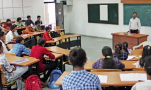 കോളേജ് വിദ്യാര്‍ത്ഥികളെ പ്രത്യേക കാറ്റഗറിയിലാക്കി വാക്‌സിന്‍ നല്‍കും; മെഡിക്കല്‍ ക്ലാസുകള്‍ ജൂലൈ 1 മുതല്‍