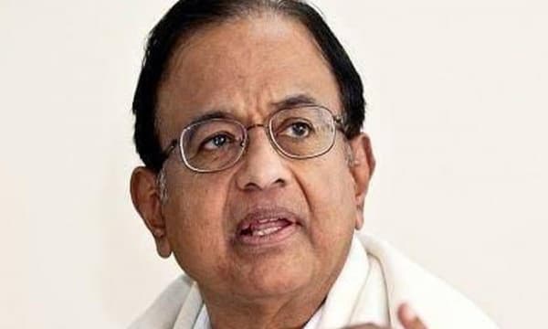 ‘ഞായറാഴ്ച പൂഴ്ത്തിവെക്കും, തിങ്കളാഴ്ച വാക്സിന്‍ നല്‍കും, ചൊവ്വാഴ്ച വീണ്ടും മുടന്തും’ ; കേന്ദ്രത്തിന്റെ റെക്കോഡ് വാക്സിനേഷനെ പരിഹസിച്ച് ചിദംബരം