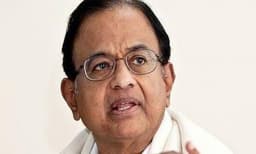 ‘ഞായറാഴ്ച പൂഴ്ത്തിവെക്കും, തിങ്കളാഴ്ച വാക്സിന്‍ നല്‍കും, ചൊവ്വാഴ്ച വീണ്ടും മുടന്തും’ ; കേന്ദ്രത്തിന്റെ റെക്കോഡ് വാക്സിനേഷനെ പരിഹസിച്ച് ചിദംബരം