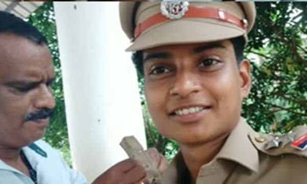 ദാ ഇങ്ങേർക്ക്‌ വേണ്ടിയുള്ള കാത്തിരിപ്പ് അല്ലായിരുന്നോ.. ആനിയുടെ പ്രചോദനമായ ഷാജിചേട്ടന്‍ ഒടുവില്‍ എത്തി; തോളില്‍ നക്ഷത്രങ്ങള്‍ ചാര്‍ത്തി, കവിളില്‍ മുത്തവും