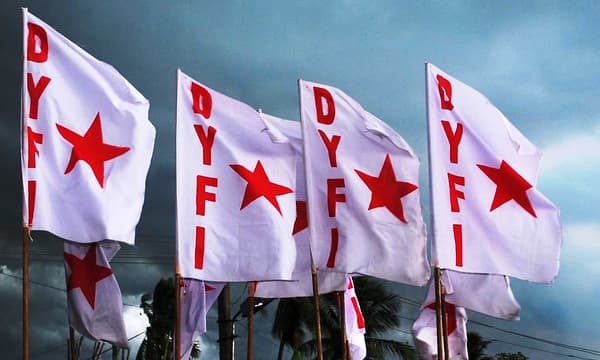 കോണ്‍ഗ്രസില്‍ മനുസ്മൃതിയെ ആരാധിക്കുന്ന സംഘപരിവാര്‍ ആശയങ്ങള്‍; വിഷം വമിക്കുന്ന ജാതിബോധമെന്ന് ഡിവൈഎഫ്ഐ  