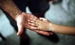 കോവിഡ് ബാധിച്ചുമരിച്ചുവെന്ന് വ്യാജരേഖയുണ്ടാക്കി കുട്ടികളെ വില്‍പ്പന; തമിഴ്‌നാട്ടില്‍ ഇദയം ട്രസ്റ്റ് പൂട്ടിച്ചു