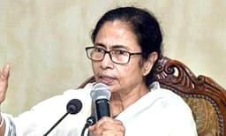 മമതാബാനര്‍ജി സ്വയം പ്രഖ്യാപിത പ്രധാനമന്ത്രി; ഖജനാവ് കൊള്ളയടിച്ച് 'പുഷ്പകവിമാനം' വാങ്ങുന്നെന്ന് സുവേന്ദു അധികാരി 