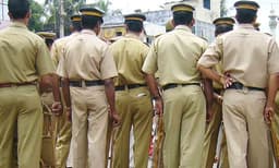 സല്യൂട്ട് താഴ്ന്ന റാങ്കില്‍ ഉള്ളവര്‍ ഉയര്‍ന്ന റാങ്കില്‍ ഉള്ളവരെ വണ്‍വേയായി ചെയ്യുന്ന ആചാരമല്ല ; തൃശൂര്‍മേയര്‍ക്ക് പോലീസിന്റെ മറുപടി