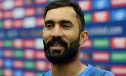 ഇന്ത്യാക്കാരുടെ ബാറ്റ് പ്രേമം അയല്‍ക്കാരന്റെ ഭാര്യയോട് എന്നപോലെ ; ദിനേശ് കാര്‍ത്തിക്ക് കമന്റേറ്ററായുള്ള ഓപ്പണിംഗ് വിവാദത്തില്‍