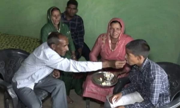 ഓണ്‍ലൈന്‍ ക്ലാസിനായി ഫോണ്‍ പോലുമില്ലാതെ പത്താം ക്ലാസ് പഠനം.., എന്നിട്ടും 98% മാര്‍ക്കോടെ ഒന്നാമത്!