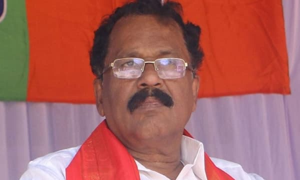 സ്വന്തം എംഎല്‍എ യെ അറിയില്ലെന്നു പറഞ്ഞാല്‍ അവനെ പിടിച്ച് ഉമ്മവെയ്ക്കണോ ? മുകേഷിനെ പിന്തുണച്ച് ​‍ശ്രീധരന്‍ പിള്ള