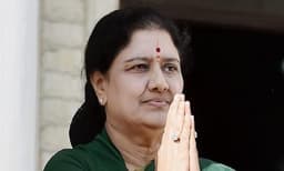 തിരിച്ചുവരവിന്റെ സൂചന വെച്ച് സംസാരം; ശശികലയുമായി ഫോണില്‍ സംസാരിച്ച ഒമ്പത് പേരെ എഐഎഡിഎംകെ പുറത്താക്കി