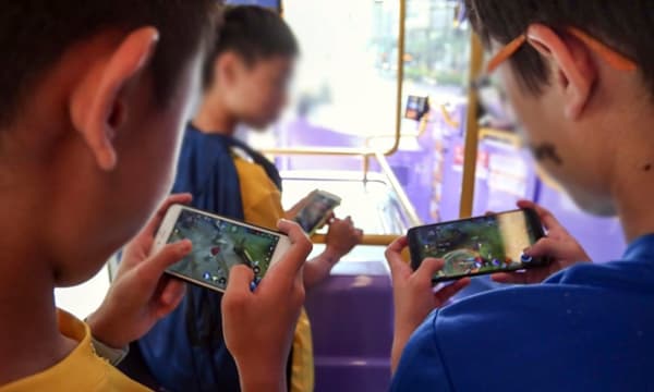 ആരോട് പറയാൻ...! ഓൺലൈൻ പഠനത്തിൽ പാപ്പരാകുന്നത് മാതാപിതാക്കൾ.... ഓൺലൈൻ ഗെയിമിലൂടെ കുട്ടികൾ നഷ്ടമാക്കുന്നത് പതിനായിരങ്ങൾ