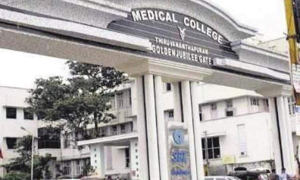 മെഡിക്കൽ കോളജ് ആശുപത്രിയിൽ ശസ്ത്രക്രിയയ്ക്കിടെ ഓപ്പറേഷൻ തിയറ്ററിലെ സീലിങ് തകർന്നു ; ആർക്കും പരുക്കില്ല
