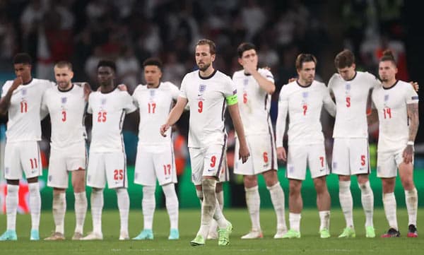 ഷൂട്ടൗട്ട് എന്തിന്? കൂടുതല്‍ പാസ് ചെയ്തവര്‍ക്കല്ലേ കിരീടം? ഇംഗ്ലണ്ടിനെ ട്രോളി കിവീസ്!