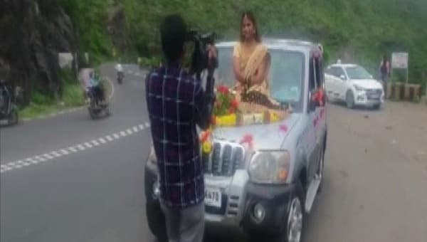 മാ​സ്കില്ല ; കാറിനു മുകളിൽ വെ​ഡ്ഡിം​ഗ് ഷൂ​ട്ട്; വ​ധു​വി​നെ​തി​രെ കേ​സ്