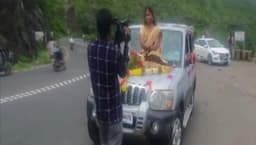 മാ​സ്കില്ല ; കാറിനു മുകളിൽ വെ​ഡ്ഡിം​ഗ് ഷൂ​ട്ട്; വ​ധു​വി​നെ​തി​രെ കേ​സ്