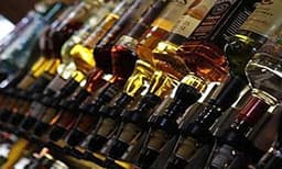 ഒരു ദിവസം കൊണ്ട് ഉണ്ടാക്കിയത് ഒരു ലക്ഷം, ബംഗാളികളെ വെച്ച് മദ്യം വാങ്ങിച്ചു വില്‍പ്പന ; ഓട്ടോയില്‍ ഓടുന്നബാര്‍, തട്ടുകടയില്‍ മദ്യമൊഴിച്ച് കട്ടന്‍ ചായയും 