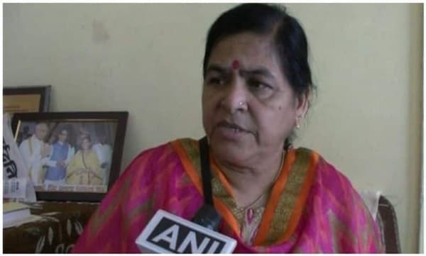 സെ​ല്‍​ഫി​യെ​ടു​ത്തോളു, 100 രൂപ വേണം ; മ​ധ്യ​പ്ര​ദേ​ശ് മ​ന്ത്രി ഉ​ഷ താ​ക്കൂർ 