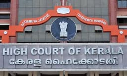 മുട്ടില്‍ മരംമുറി കേസ്: മൂന്ന് പ്രതികളും അറസ്റ്റിലായെന്ന് സര്‍ക്കാര്‍ ഹൈക്കോടതിയില്‍; അറസ്റ്റ് അമ്മയുടെ മരണവാര്‍ത്തയറിഞ്ഞ് വീട്ടിലേക്ക് മടങ്ങവേ 