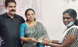 അവസാന ടിക്കറ്റ് സ്മിജ വിറ്റത് ഫോണിലൂടെ ; അടിച്ചത് ആറു കോടി ; വീട്ടിലെത്തി ടിക്കറ്റ് നൽകി മാതൃകയായി സ്മിജ 