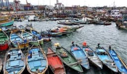 ട്രോളിങ് നിരോധനത്തിനു ശേഷം വലയിൽ കയറാതെ മീനുകൾ ; മടക്കം മാറ്റിവച്ച് ബോട്ടുകൾ