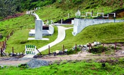 ഉറങ്ങിക്കിടന്ന കുഞ്ഞുങ്ങളും ഗര്‍ഭിണികളും അടക്കം 70 ജീവനുകള്‍ ഒറ്റരാത്രികൊണ്ട്‌ തുടച്ചുനീക്കപ്പെട്ടു, വീടുവച്ചു കൊടുത്തത് ആര്‍ക്കും വേണ്ട, ദുരന്തഭൂമി ശൂന്യം; പെട്ടിമുടി ദുരന്തത്തിന്‌ നാളെ ഒരാണ്ട്‌