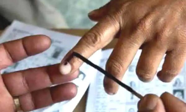 പുതിയ വോട്ടര്‍മാരെ ചേര്‍ക്കാന്‍ ആധാര്‍ വിവരങ്ങള്‍ ഉപയോഗിക്കാന്‍ അനുവദിക്കണം; കേന്ദ്രസര്‍ക്കാര്‍