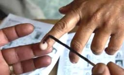 പുതിയ വോട്ടര്‍മാരെ ചേര്‍ക്കാന്‍ ആധാര്‍ വിവരങ്ങള്‍ ഉപയോഗിക്കാന്‍ അനുവദിക്കണം; കേന്ദ്രസര്‍ക്കാര്‍