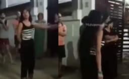 കറുത്ത പെയിന്റ് അടിക്കുന്നത് 'അന്താരാഷ്ട്ര ഡ്രോണുകളെ' ആകര്‍ഷിക്കും, അയൽവാസിയുമായി കലഹം; ക്യാബ് ഡ്രൈവറെ തല്ലിയ യുവതിയുടെ പുതിയ വൈറൽ വീഡിയോ