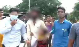 യുപിയില്‍ മുസ്‌ളീം യുവാവിന് മര്‍ദ്ദിച്ചു 'ജയ് ശ്രീറാം' വിളിപ്പിച്ചുകൊണ്ട് തെരുവിലൂടെ നടത്തി; പിതാവിനെ വിടാന്‍ നിലവിളിച്ചു യാചിച്ച് കൊച്ചു മകള്‍​