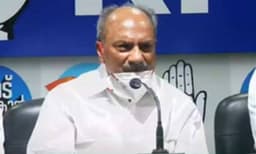 പഞ്ചസാരയിൽ പുരട്ടിയാലും പഴയ മുറിവുകൾ ഓർമപ്പെടുത്തുന്നത് നല്ലതല്ല : 
സ്വാതന്ത്ര്യദിന തലേന്ന് പ്രധാനമന്ത്രി നൽകുന്നത് തെറ്റായ സന്ദേശമെന്ന് ആന്റണി 