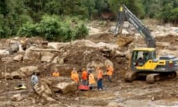 പെട്ടിമുടി ദുരന്തത്തിൽ മരിച്ചെന്നുകാട്ടി ഇൻഷുറൻസ് തുക തട്ടാൻ ബന്ധുവിന്റെ ശ്രമം