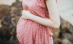 ഗര്‍ഭിണി മരിച്ച സംഭവത്തിന് പിന്നില്‍ കോവിഡ് വാക്‌സിന്‍ സ്വീകരിച്ചതാകാമെന്ന് റിപ്പോര്‍ട്ട്; ആശുപത്രിക്കെതിരെ ബന്ധുക്കള്‍ പരാതി നല്‍കി