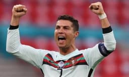 Man Utd website crashes as Cristiano Ronaldo transfer breaks the internet 