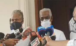 ഐക്യരൂപത്തില്‍ അടിയായി; ജനാഭിമുഖ കുര്‍ബാനയില്‍ വിട്ടുവീഴ്ചയില്ല, കേസില്‍ നിന്ന് ശ്രദ്ധതിരിക്കാന്‍ കര്‍ദിനാളിന്റെ ശ്രമം; വിമര്‍ശനവുമായി എറണാകുളത്തെ വൈദികര്‍