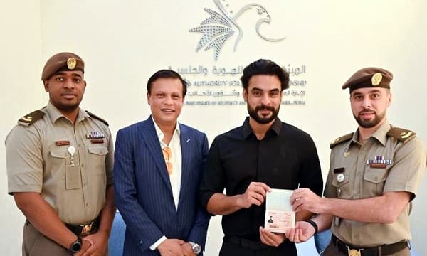 ചലച്ചിത്രനടൻ ടൊവിനോ തോമസ് യു.എ.ഇയുടെ പത്ത്​ വർഷത്തെ ഗോൾഡൻ വിസ സ്വീകരിക്കുന്നു.