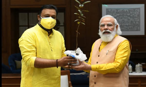 കൊല്ലംകാരി നല്‍കിയ പേരത്തൈ സുരേഷ്ഗോപി പ്രധാനമന്ത്രിയ്ക്ക് കൈമാറി ; ഔദ്യോഗിക ബംഗ്ലാവിന്റെ മുറ്റത്ത് വളരുമെന്ന് താരം