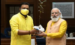 കൊല്ലംകാരി നല്‍കിയ പേരത്തൈ സുരേഷ്ഗോപി പ്രധാനമന്ത്രിയ്ക്ക് കൈമാറി ; ഔദ്യോഗിക ബംഗ്ലാവിന്റെ മുറ്റത്ത് വളരുമെന്ന് താരം