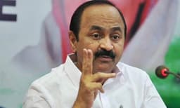 ഉമ്മന്‍ചാണ്ടിയേയും ചെന്നിത്തലയേയും  ഫോണില്‍ വിളിച്ച് വി.ഡി സതീശന്‍: അനുനയിപ്പിക്കാന്‍ നീക്കം