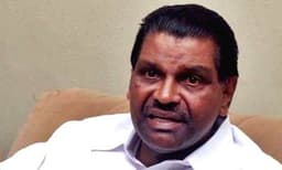 തീകെടുത്താന്‍ ശ്രമിക്കുമ്പോള്‍ പന്തം കുത്തി ആളിക്കത്തിക്കരുത്; ;ചെന്നിത്തലയോട് തിരുവഞ്ചൂര്‍ രാധാകൃഷ്ണന്‍